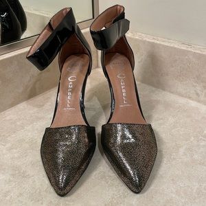 Jeffrey campbell luxurious pump. Black & gold.